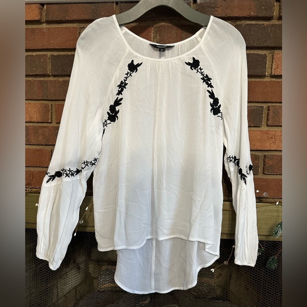 🛍️ New condition Slmply Vera Vera wang high low white with embroidered top.